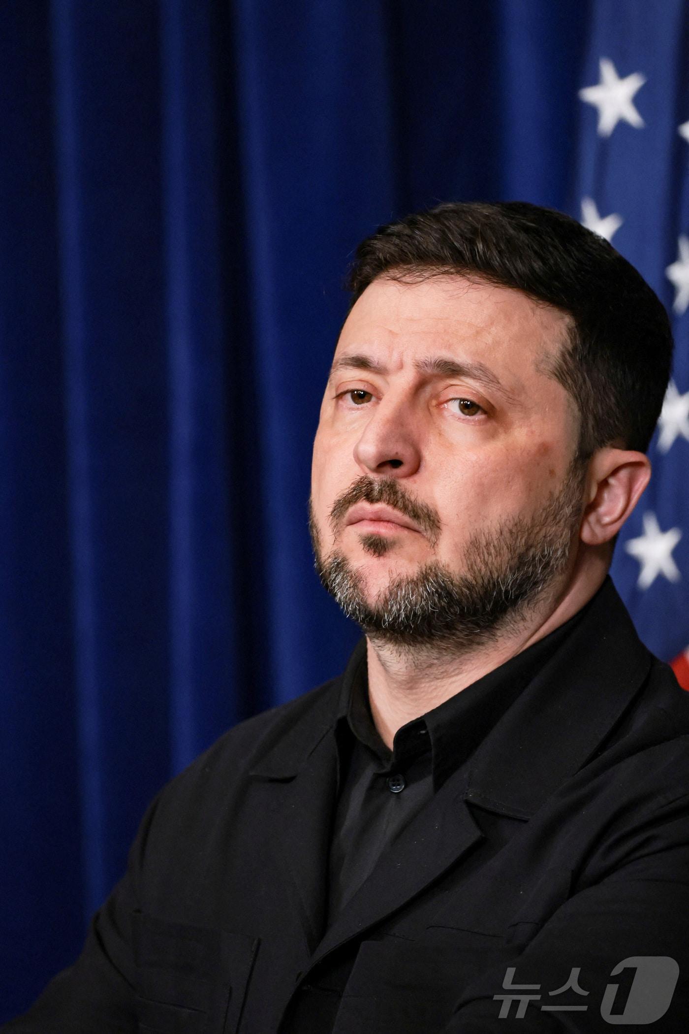 본문 이미지 - 볼로디미르 젤렌스키 우크라이나 대통령이 28일 플로리다주 팜비치 마러라고 리조트에서 도널드 트럼프 미국 대통령과 회담한 뒤 기자회견에 임하고 있다. 2025.12.28 ⓒ 로이터=뉴스1 ⓒ News1 강민경 기자