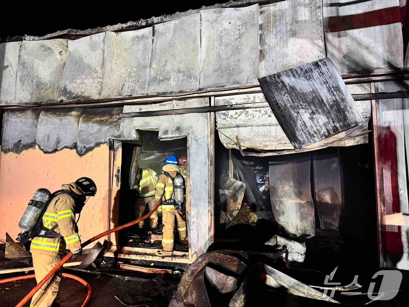 본문 이미지 - 강원 인제 북면의 한 황태 가공농장 화재 현장.(강원도소방본부 제공, 재판매 및 DB금지)