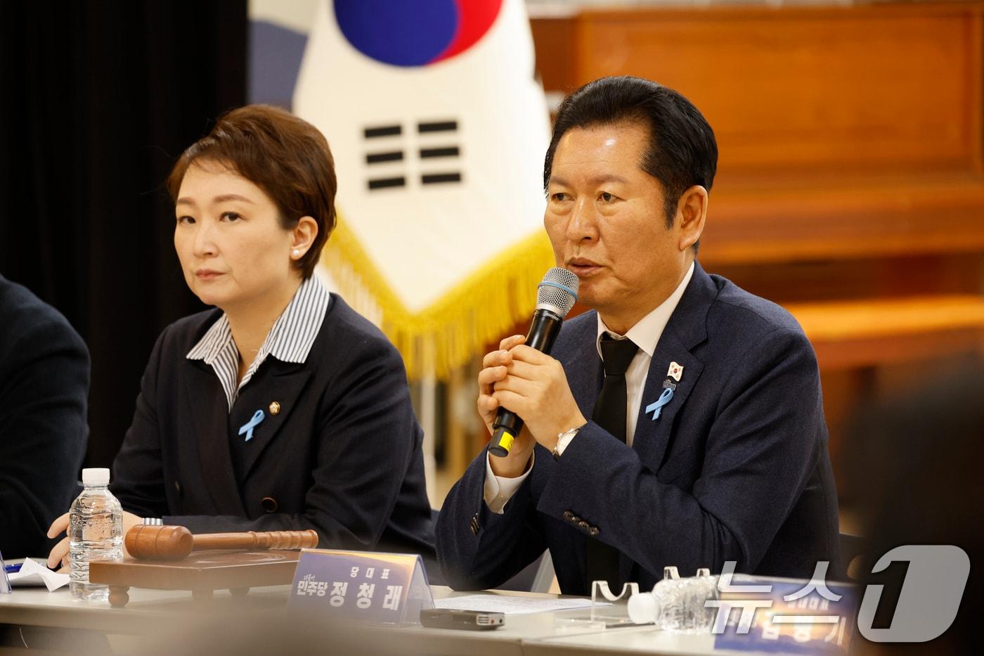 정청래 더불어민주당 대표가 29일 오전 전남 무안군 승달문화예술회관에서 열린 현장 최고위원회의에서 모두 발언을 하고 있다. 2025.12.29/뉴스1 ⓒ News1 김태성 기자