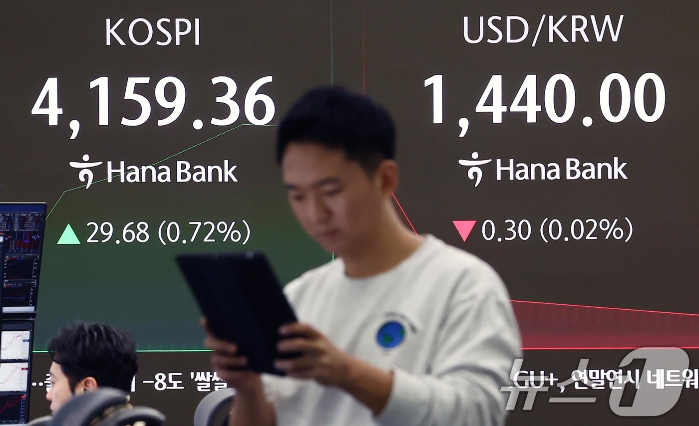 29일 오전 서울 중구 하나은행 딜링룸 전광판에 코스피 지수가 나오고 있다. 2025.12.29/뉴스1 ⓒ News1 김민지 기자