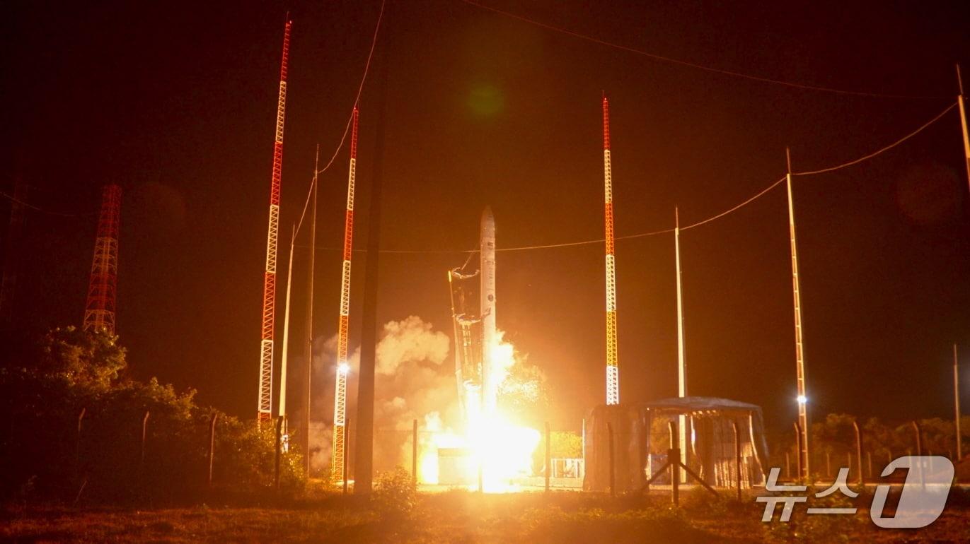 본문 이미지 - 23일 오전(한국시간) 브라질 알칸타라 우주센터에서 이륙한 이노스페이스의 상업 발사체 '한빛-나노'(이노스페이스 제공)/뉴스1