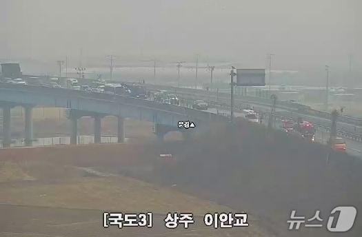 본문 이미지 - 29일 오전 8시22분쯤 경북 상주시 함창읍 신흥리 3번 국도에서 도로결빙으로 15중 추돌사고가 발생했다.(한국도로공사 실시간 CCTV 캡쳐) 2025.12.29/뉴스1