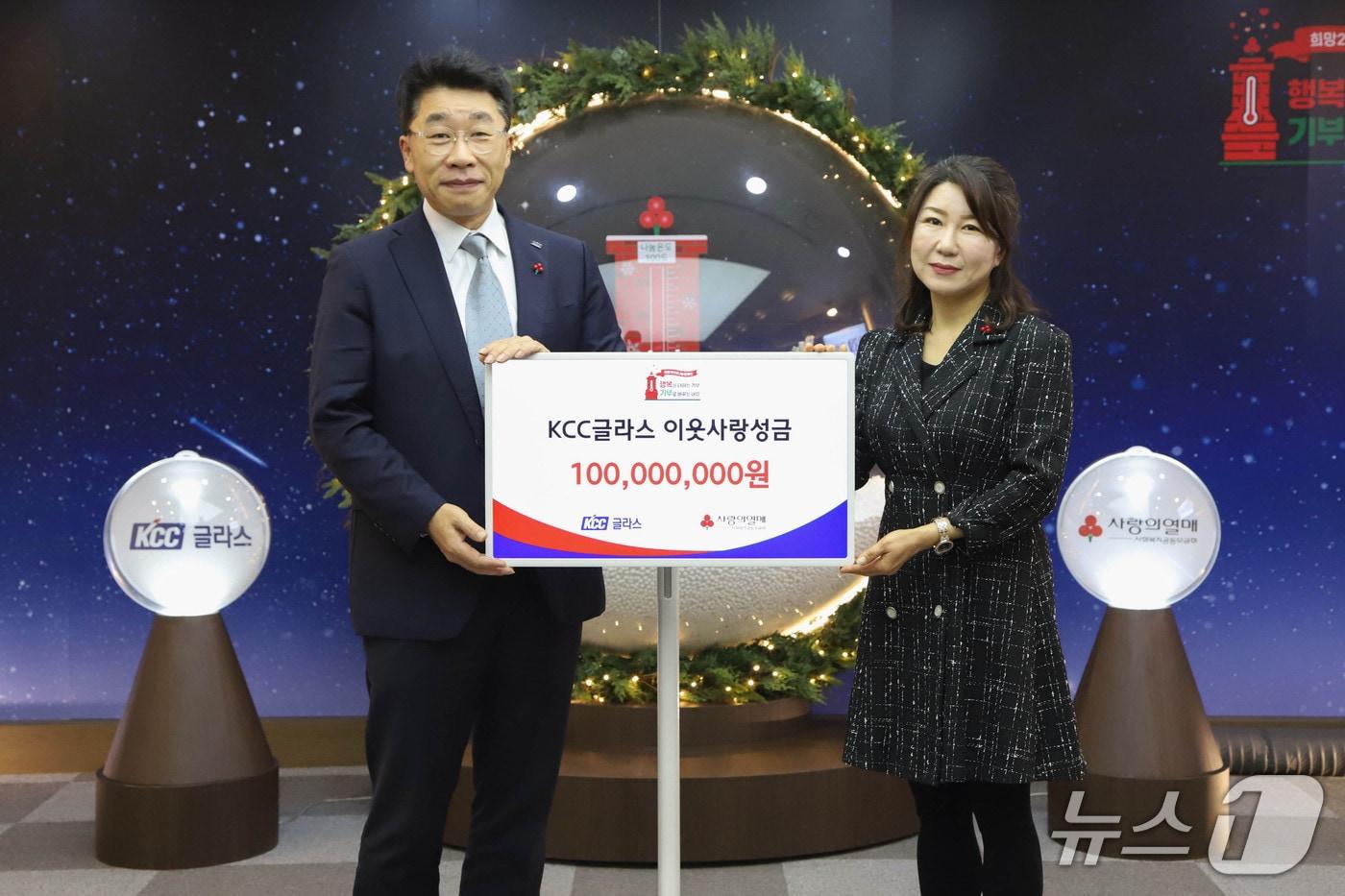 24일 성금 전달식에서 기념 촬영을 하는 박은서 KCC글라스 이사(왼쪽)와 김경희 사회복지공동모금회 사회공헌본부장 (KCC글라스 제공. 재판매 및 DB금지)