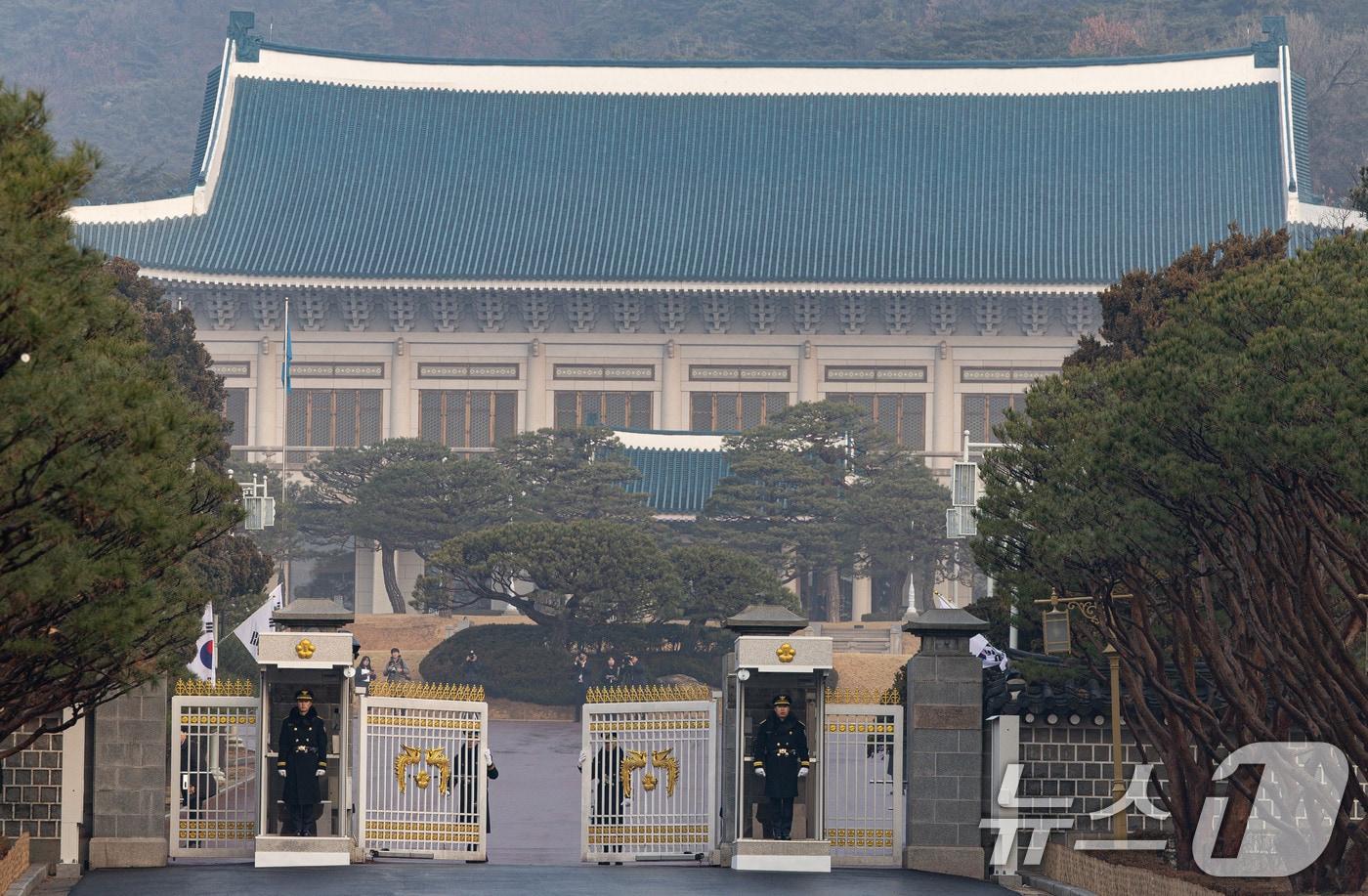 본문 이미지 - 이재명 대통령 탑승 차량행렬이 29일 청와대로 들어서기 전 정문이 열리고 있다. 2025.12.29 ⓒ 뉴스1 이재명 기자