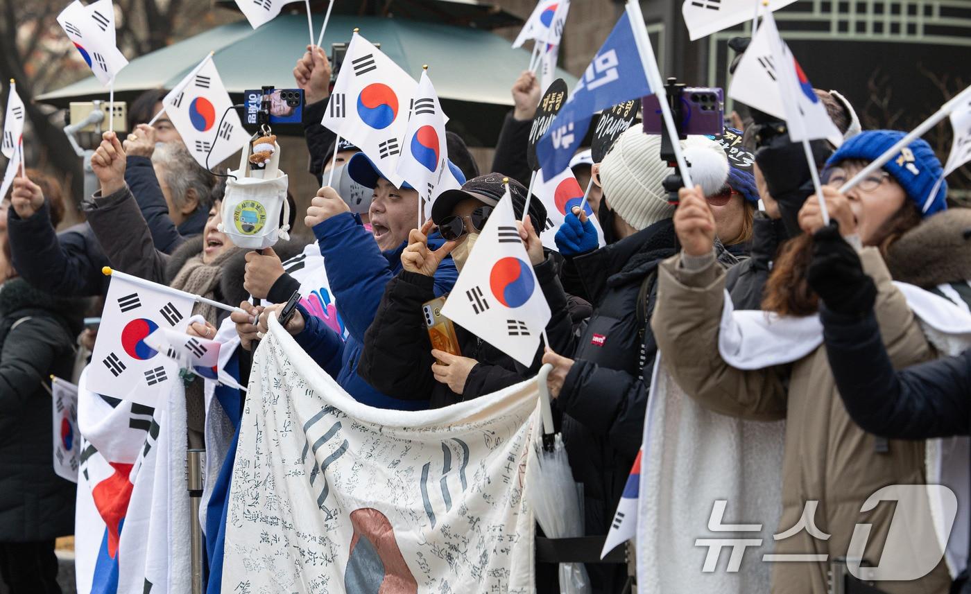 이재명 대통령 지지자들이 29일 청와대 앞에서 이 대통령 첫 출근을 응원하고 있다. 이 대통령은 이날부터 청와대에서 집무를 시작한다. 2025.12.29/뉴스1 ⓒ News1 이재명 기자