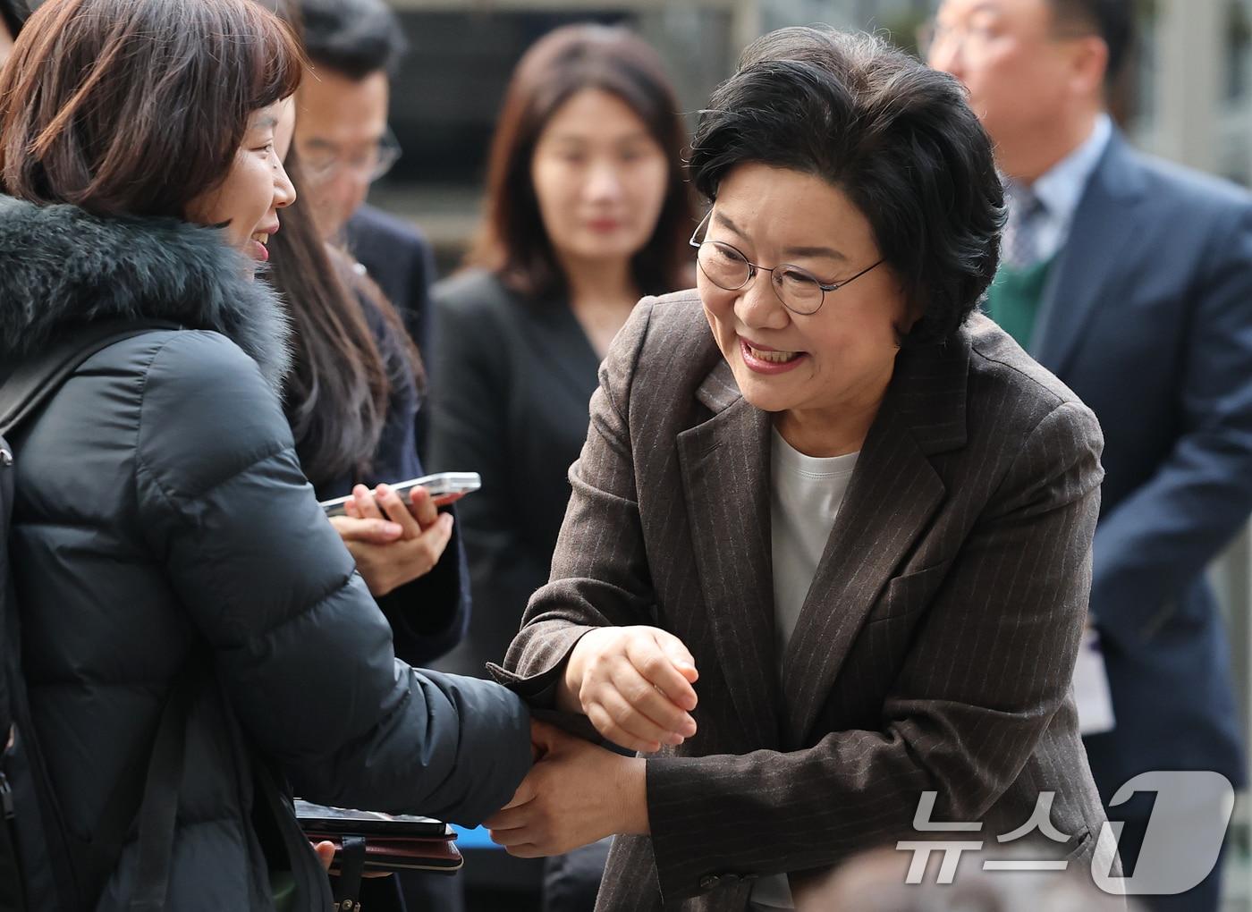 본문 이미지 - 초대 기획예산처 장관 후보자로 지명된 이혜훈 전 국민의힘 의원이 29일 오전 서울 중구 예금보험공사에 마련된 인사청문회 준비 사무실로 첫 출근하며 취재진과 인사를 나누고 있다. 2025.12.29/뉴스1 ⓒ News1 오대일 기자