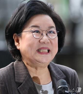 본문 이미지 - 초대 기획예산처 장관 후보자로 지명된 이혜훈 전 국민의힘 의원이 29일 오전 서울 중구 예금보험공사에 마련된 인사청문회 준비 사무실로 첫 출근하며 소감을 밝히고 있다. 2025.12.29/뉴스1 ⓒ News1 오대일 기자