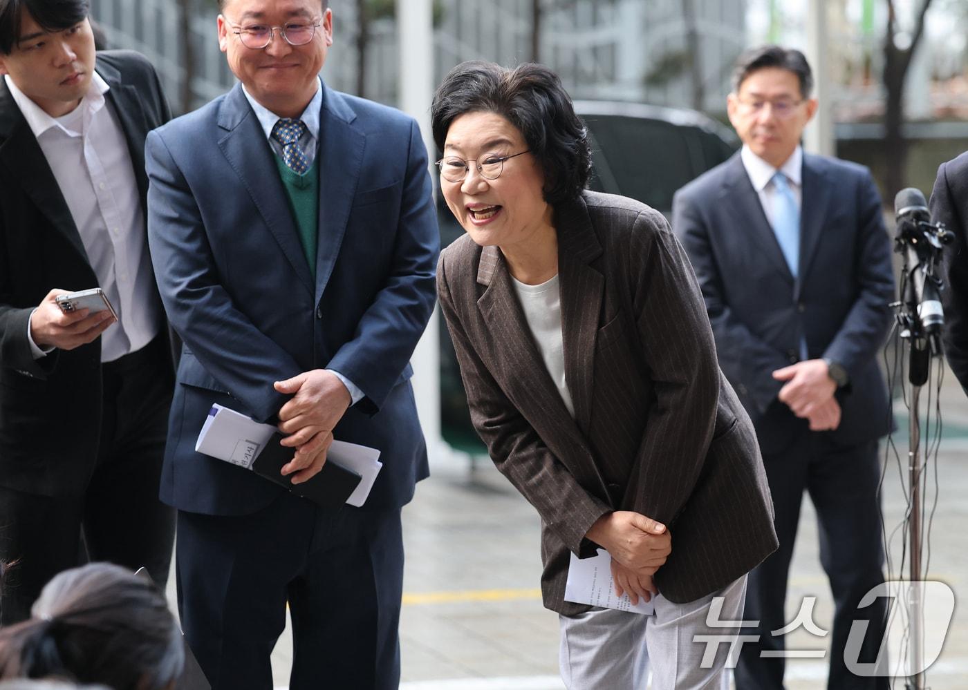 초대 기획예산처 장관 후보자로 지명된 이혜훈 전 국민의힘 의원이 29일 오전 서울 중구 예금보험공사에 마련된 인사청문회 준비 사무실로 첫 출근하며 취재진과 대화하고 있다. 2025.12.29/뉴스1 ⓒ News1 오대일 기자