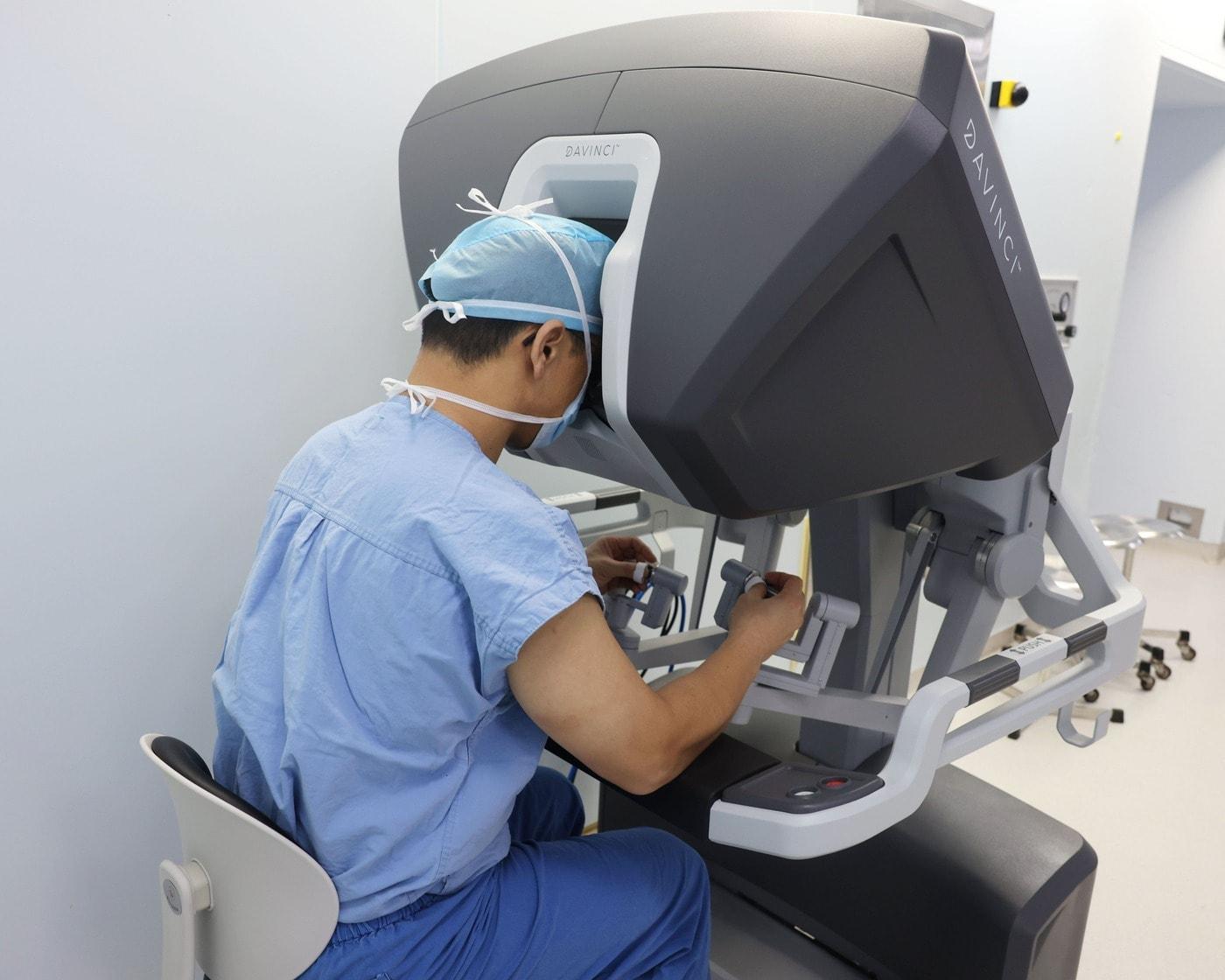 본문 이미지 - 지난 24일 나웅 국립중앙의료원 비뇨의학과 전문의가 수술로봇 시스템 '다빈치Xi'를 활용해 전립선암 환자 수술을 집도하고 있다.(국립중앙의료원 제공)