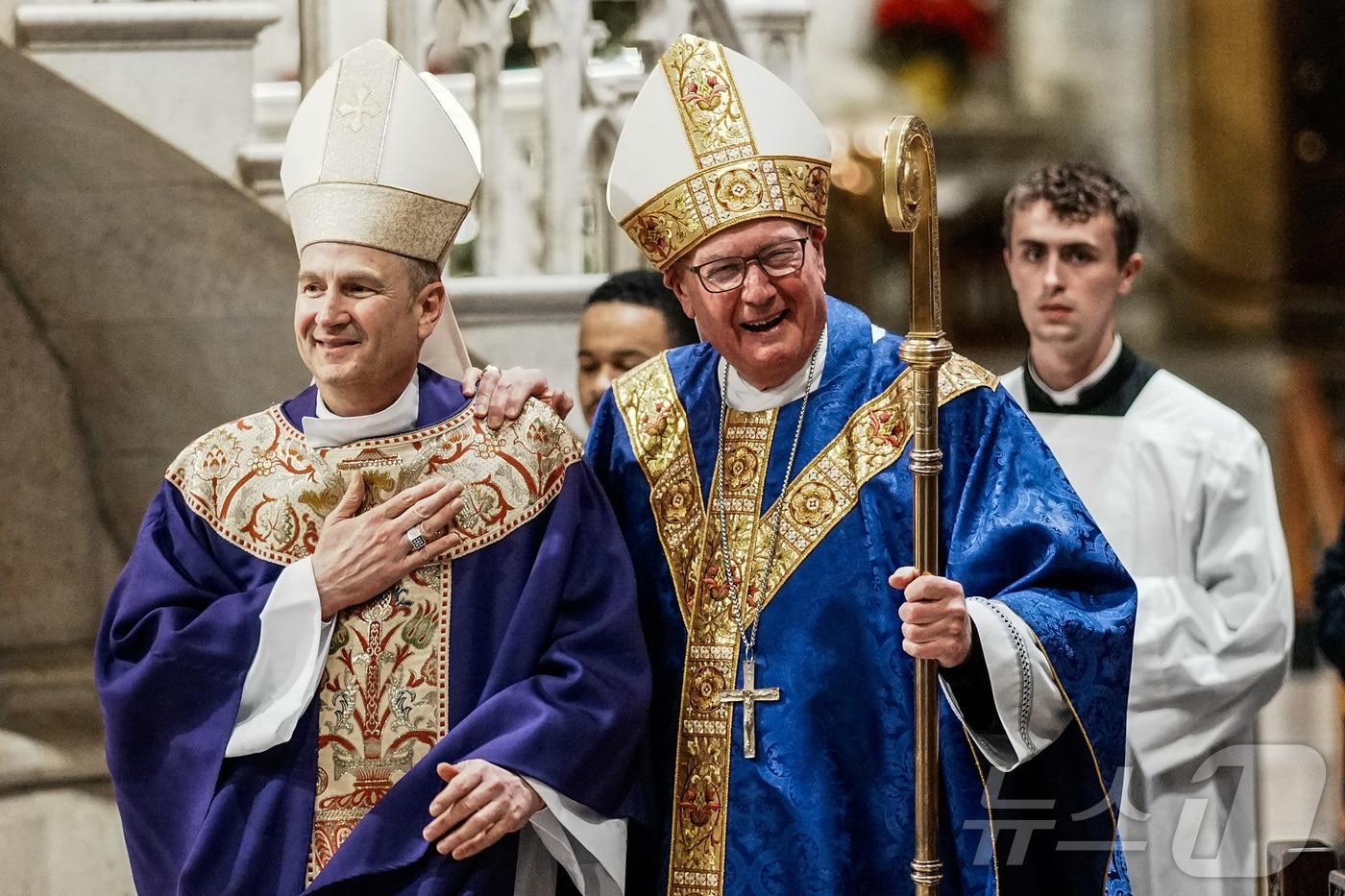 차기 뉴욕대교구장으로 임명된 로널드 힉스 대주교(왼쪽)와, 퇴임을 앞둔 뉴욕대교구장 티모시 돌런 추기경이 18일(현지시간) 미국 뉴욕 세인트 패트릭 대성당에서 열린 미사에 참석하고 있다. 2025.12.18. ⓒ 로이터=뉴스1 ⓒ News1 윤다정 기자
