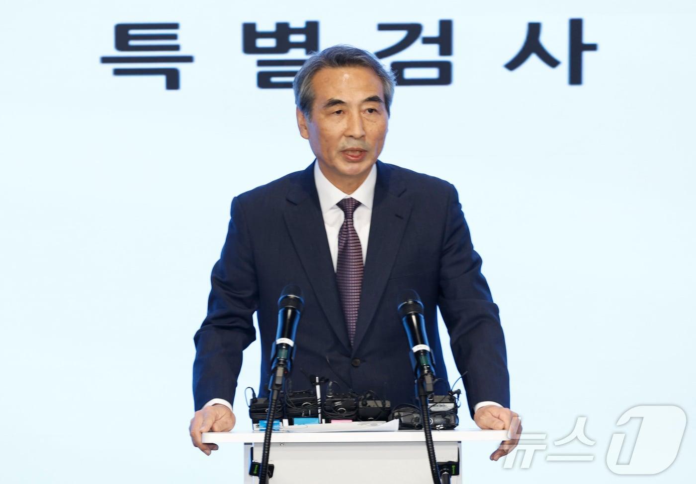 본문 이미지 - 김건희와 명태균·건진법사 관련 국정농단 및 불법 선거 개입 사건 등 진상규명을 위한 특별검사팀 민중기 특별검사가 29일 오전 서울 종로구 KT광화문빌딩 웨스트에 마련된 특별검사팀 브리핑룸에서 특검 수사 결과 종합 브리핑을 하고 있다. 2025.12.29 ⓒ 뉴스1 박정호 기자