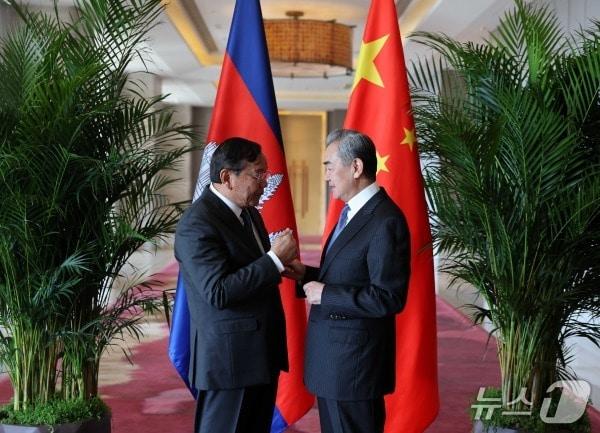 본문 이미지 - 왕이 중국 외교부장과 쁘락 소콘 캄보디아 부총리 겸 외교장관이 28일 윈난성 위시에서 회담했다. (중국 외교부 홈페이지)