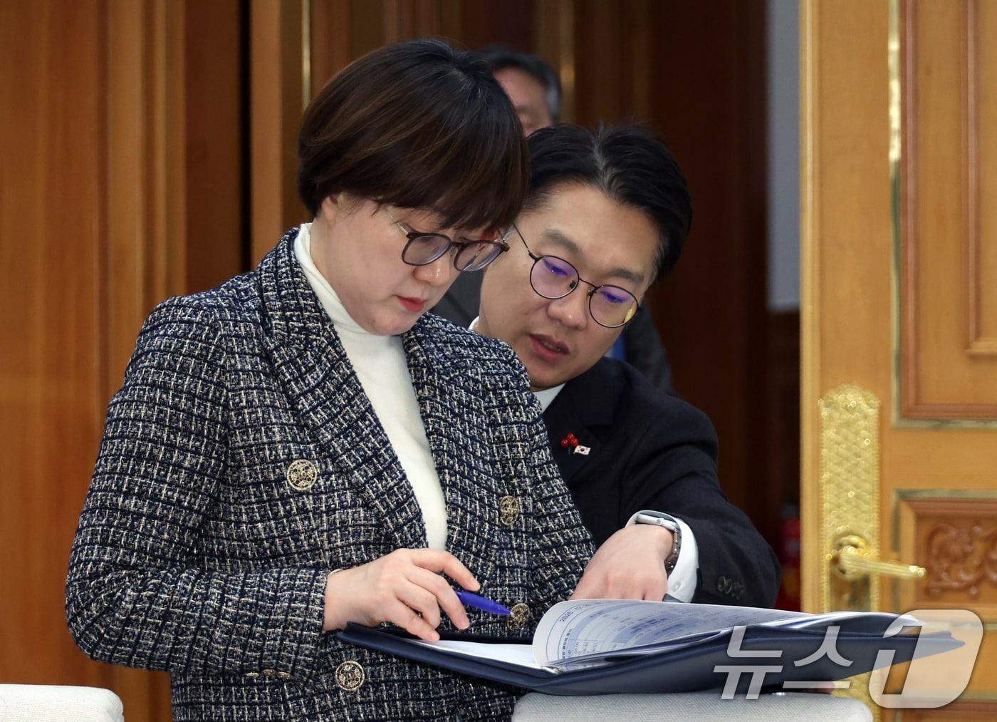 본문 이미지 - 2025년 12월 29일 김현지 제1부속실장과 김남준 대변인이 대통령실 이전 작업이 마무리된 청와대에서 차담을 준비하고 있는 모습. (청와대통신사진기자단) 2025.12.29 ⓒ 뉴스1 이재명 기자