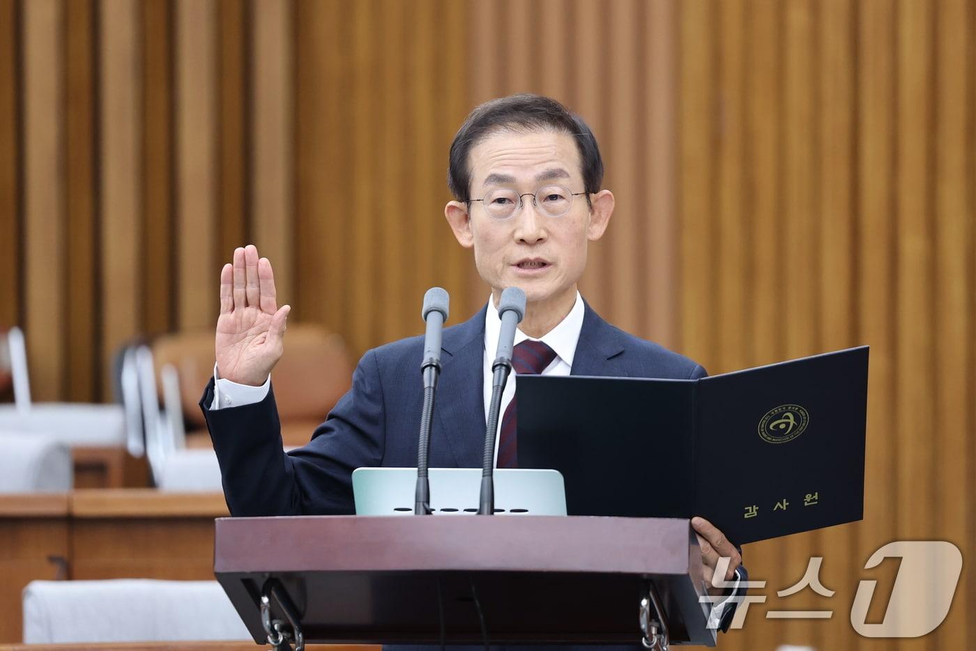 김호철 감사원장 후보자가 29일 서울 여의도 국회에서 열린 인사청문특별위원회에서 선서하고 있다. 2025.12.29/뉴스1 ⓒ News1 이승배 기자