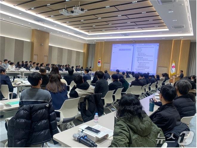 본문 이미지 - 챗GPT vs AI부기주무관 비교 시연 모습.(부산시 제공. 재판매 및 DB금지)