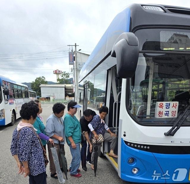 본문 이미지 - 옥천버스 승차 장면(옥천군 제공. 재판매 및 DB금지) /뉴스1 
