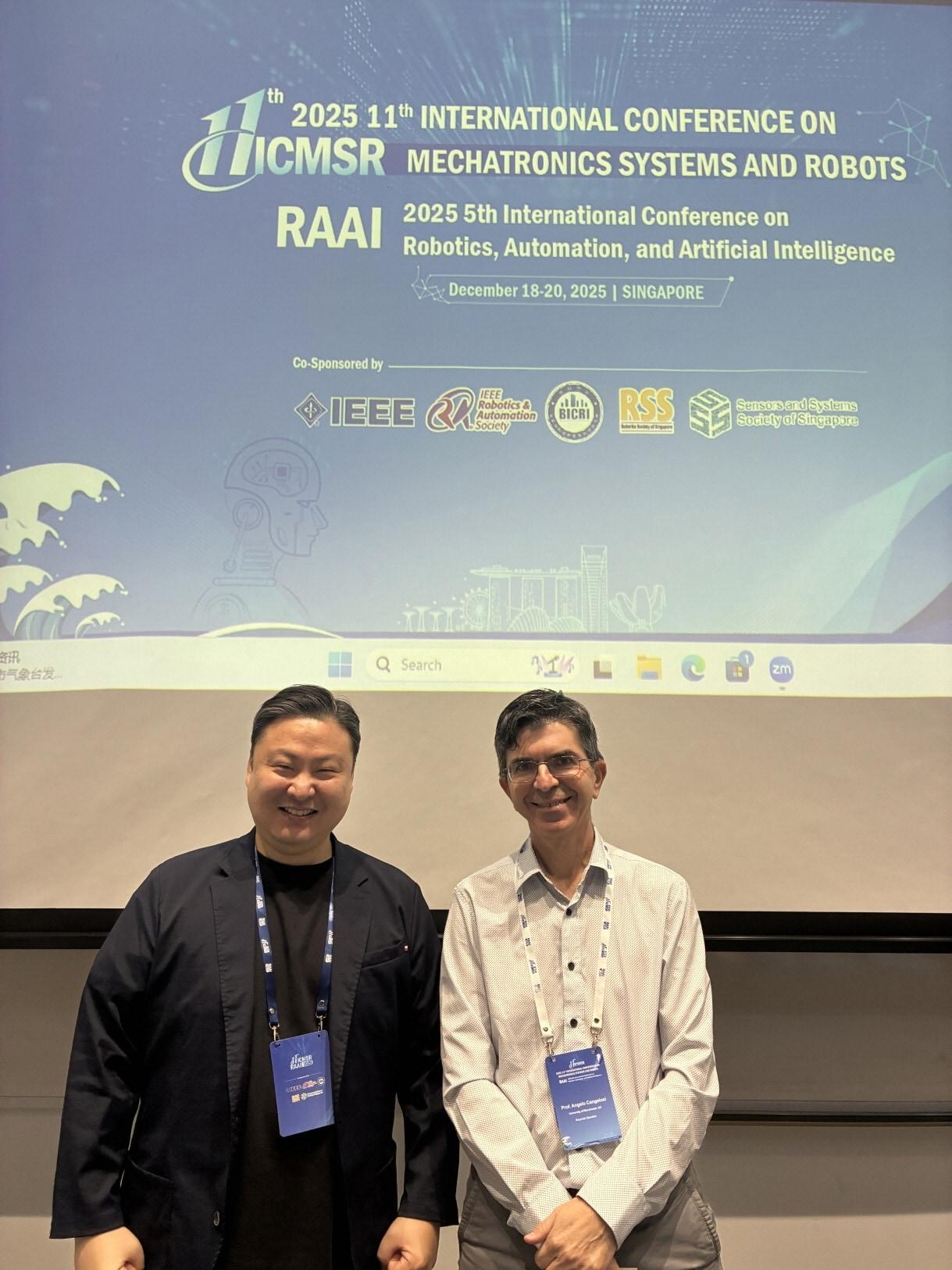 본문 이미지 - 형지엘리트가 시니어 웨어러블 로봇 사업의 글로벌 전략 점검에 나서며 사업화에 속도를 내고 있다. 지난 20일 싱가포르 난양공과대학교(NTU)에서 열린 RAAI 2025에 참석한 최준호 형지엘리트 대표이사(왼쪽)와 맨체스터 로봇·인공지능센터 공동창립자이자 공동소장인 안젤로 칸젤로시 교수.(형지엘리트제공)