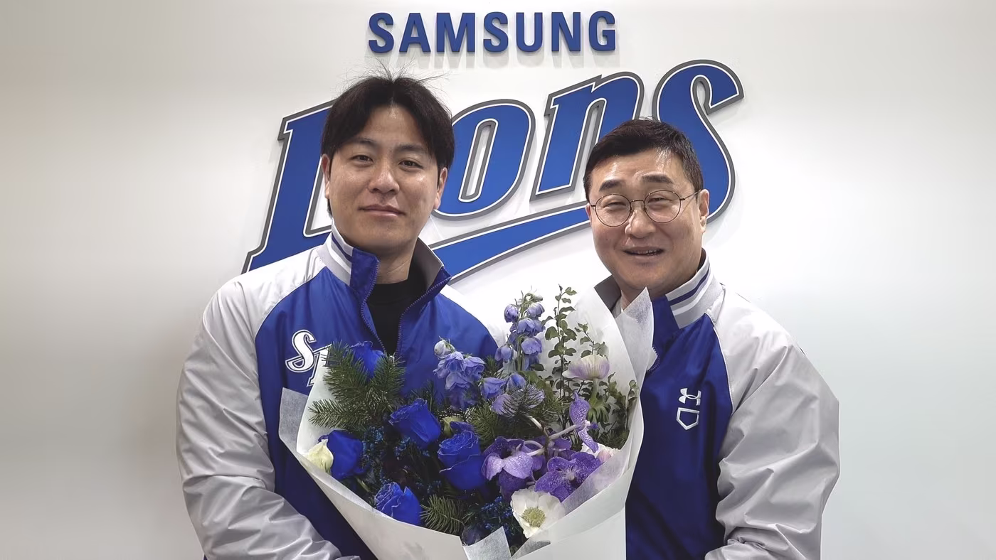 삼성과 FA 계약을 맺은 강민호(왼쪽).(삼성 라이온즈 제공)