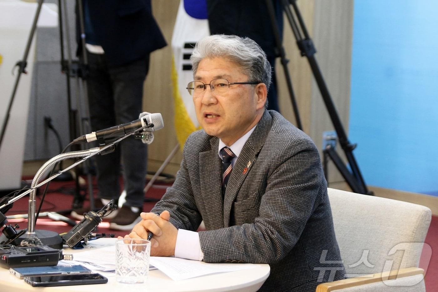 이상봉 제주특별자치도의회 의장이 29일 오전 제주도의회 도민카페에서 '2026 신년대담'을 열고 발언하고 있다.2025.12.29/뉴스1 ⓒ News1 홍수영 기자