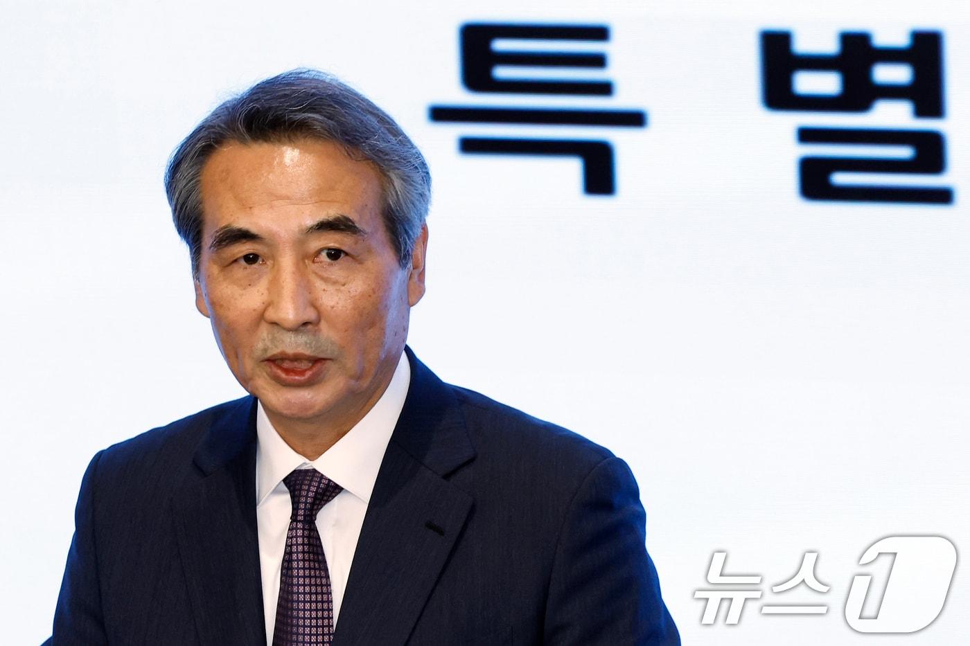 김건희와 명태균·건진법사 관련 국정농단 및 불법 선거 개입 사건 등 진상규명을 위한 특별검사팀 민중기 특별검사가 29일 오전 서울 종로구 KT광화문빌딩 웨스트에 마련된 특별검사팀 브리핑룸에서 특검 수사 결과 종합 브리핑을 하고 있다. 2025.12.29/뉴스1 ⓒ News1 박정호 기자