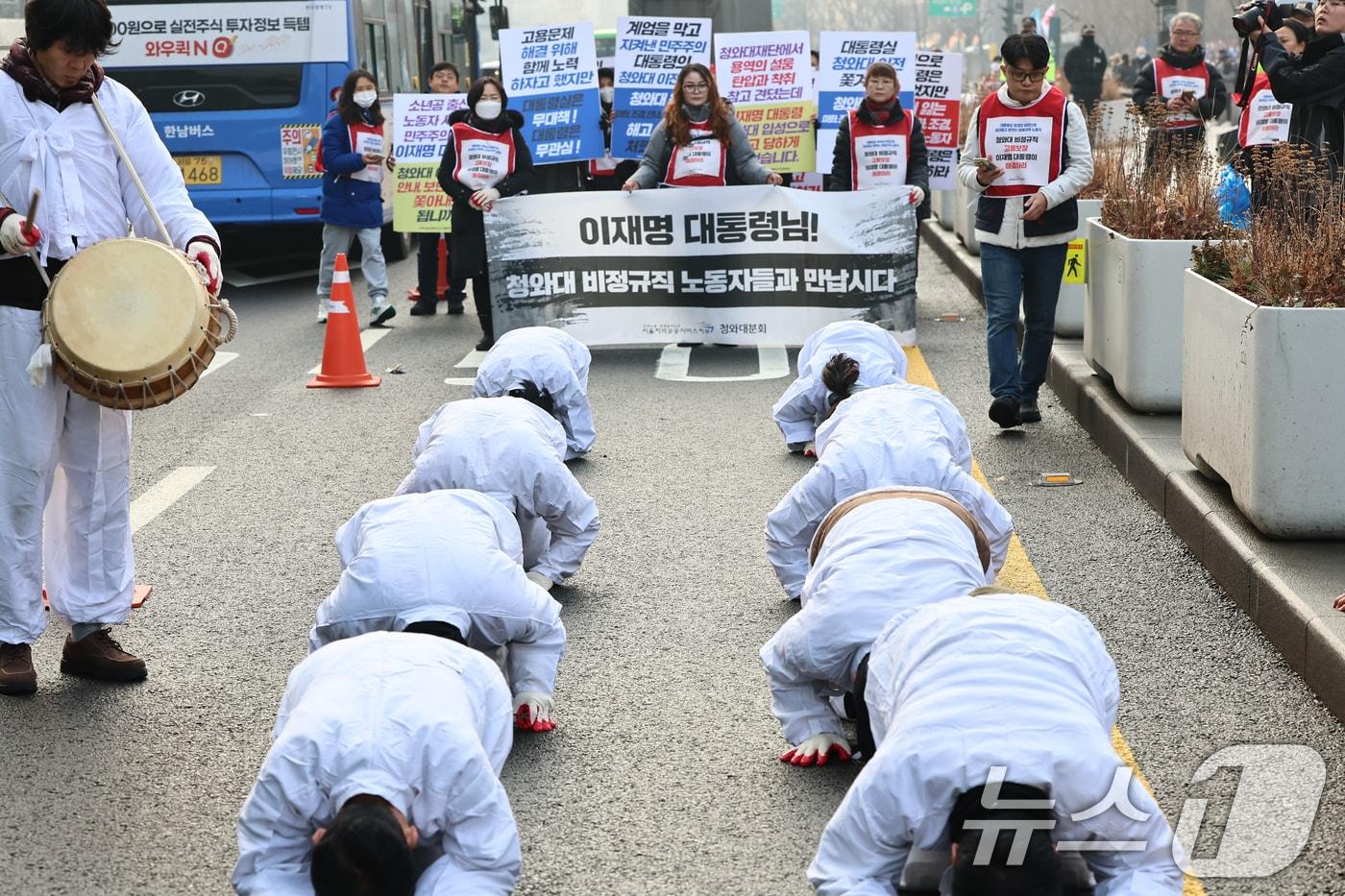 공공운수노조 서울지역공공서비스지부 조합원들이 29일 서울 광화문 광장에서 청와대 비정규직 고용보장을 촉구하며 청와대 방면으로 삼보일배 하고 있다. 2025.12.29/뉴스1 ⓒ News1 김도우 기자