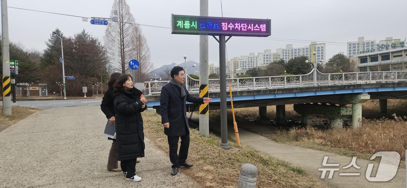 이응우 계룡시장은 두계천 하천 정비사업 및 재해 예방 안전시스템 등을 점검하며 주민 의견을 수렴했다.(계룡시 제공.재판매 및 DB금지)/뉴스1