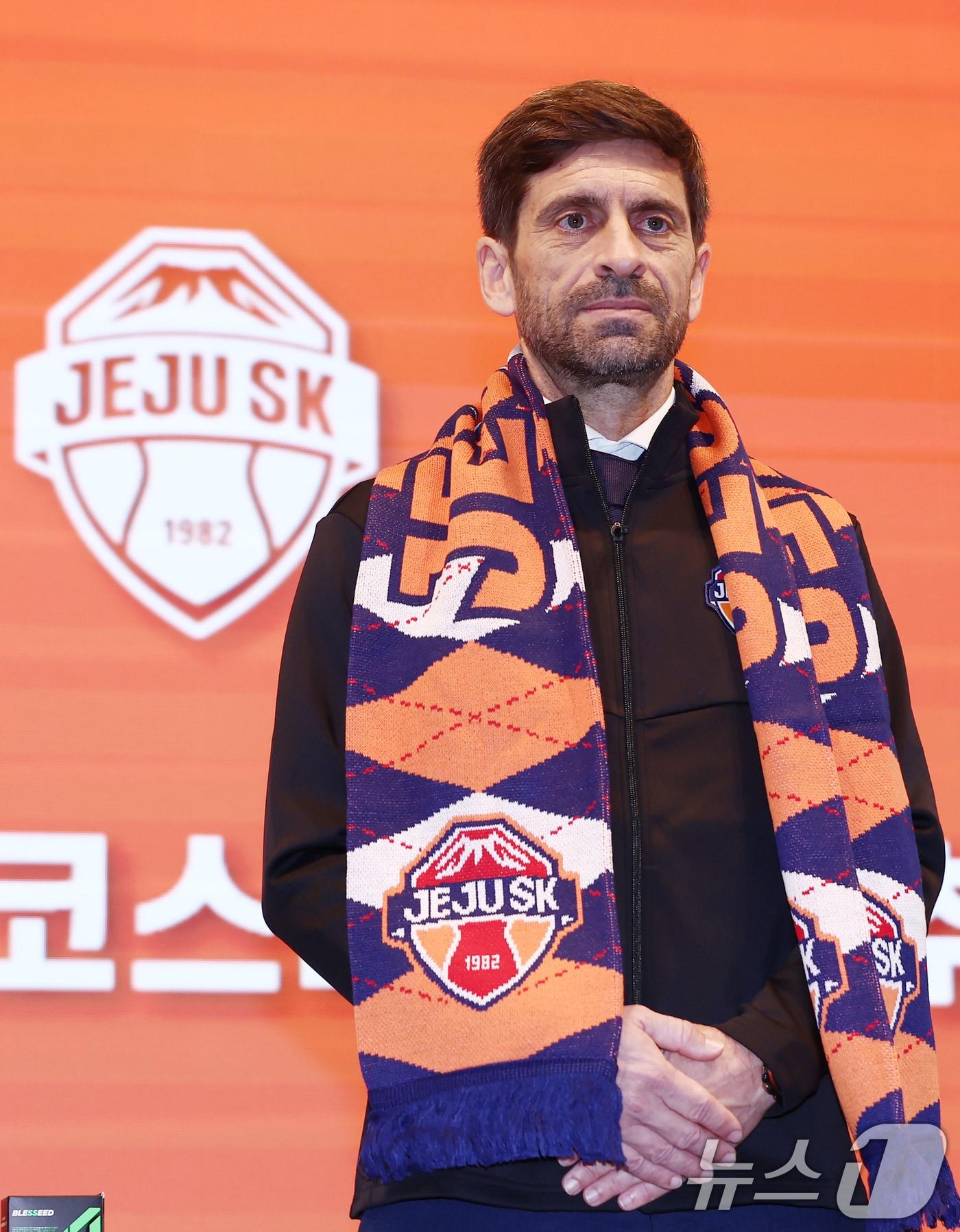 본문 이미지 - 세르지우 코스타 신임 제주SK FC 감독이 29일 오전 서울 강서구 메이필드호텔에서 열린 공식 취임 기자회견에서 제주SK FC 공식 머플러를 하고 기념촬영을 하고 있다. 2025.12.29/뉴스1 ⓒ News1 김민지 기자