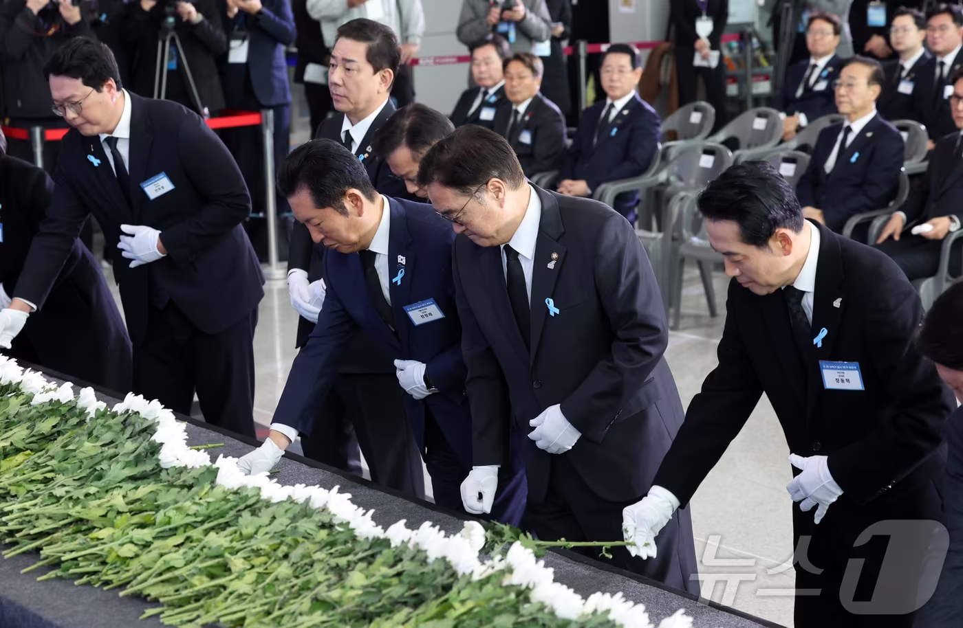 29일 오전 전남 무안국제공항에서 열린 12·29 제주항공 여객기 참사 1주기 추모식에서 정청래 더불어민주당 대표, 우원식 국회의장, 장동혁 국민의힘 대표를 비롯한 참석자들이 헌화하고 있다. 2025.12.29/뉴스1 ⓒ News1 사진공동취재단