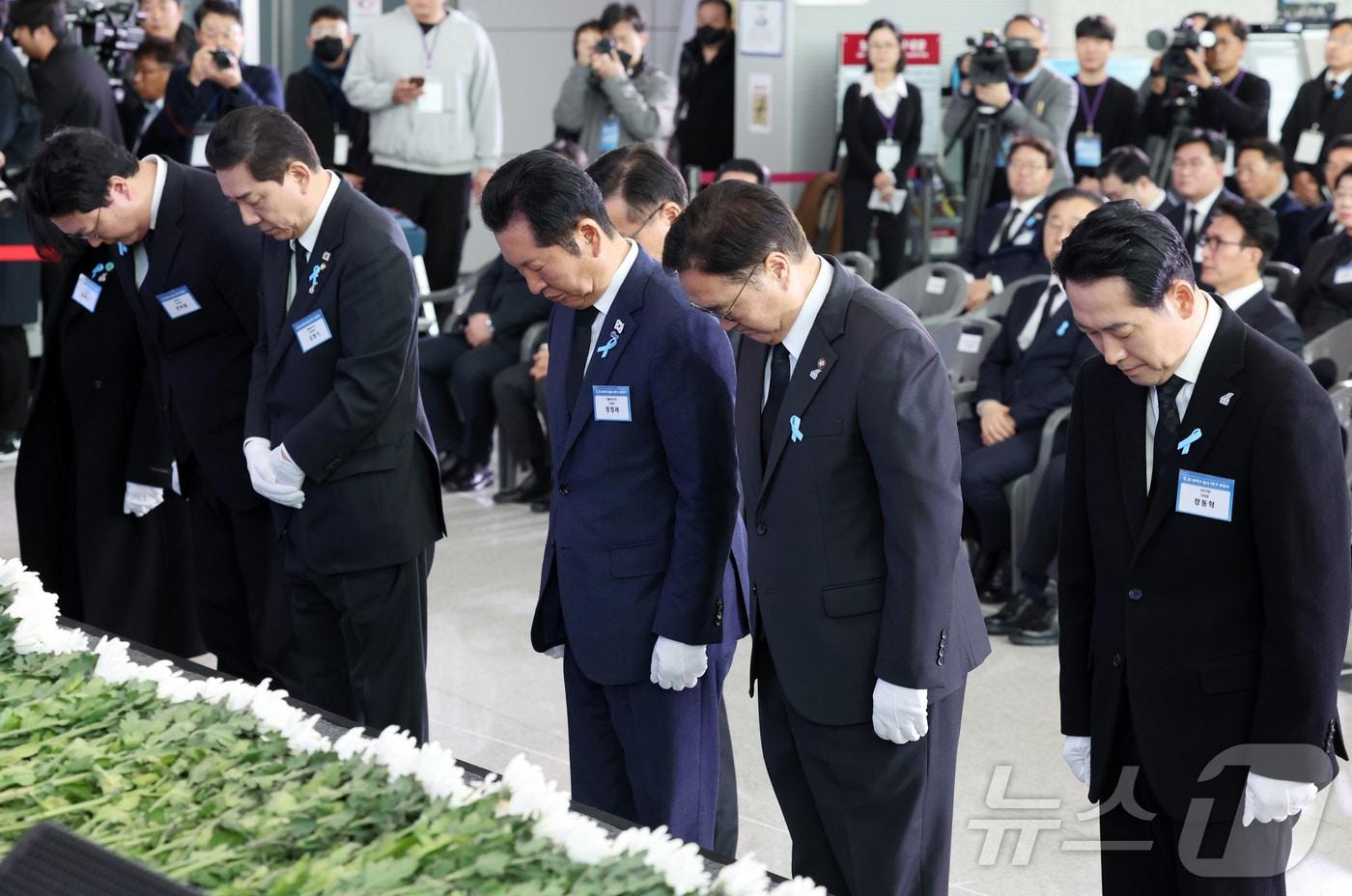 29일 오전 전남 무안국제공항에서 열린 12·29 제주항공 여객기 참사 1주기 추모식에서 정청래 더불어민주당 대표, 우원식 국회의장, 장동혁 국민의힘 대표를 비롯한 참석자들이 묵념하고 있다. 2025.12.29/뉴스1 ⓒ News1 사진공동취재단