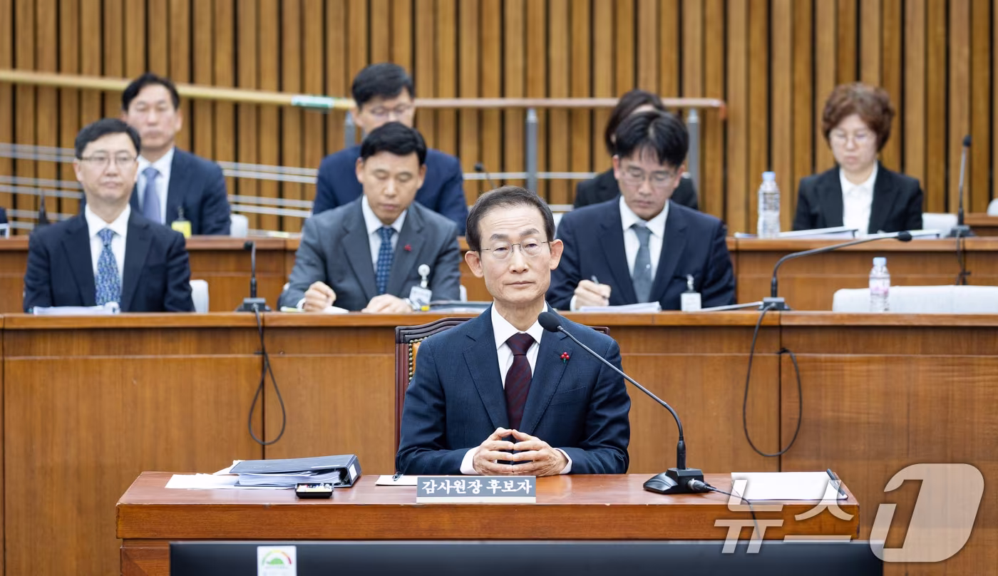 김호철 감사원장 후보자가 29일 서울 여의도 국회에서 열린 인사청문회에서 의원들의 자료제출 요구를 듣고 있다. 2025.12.29/뉴스1 ⓒ News1 유승관 기자