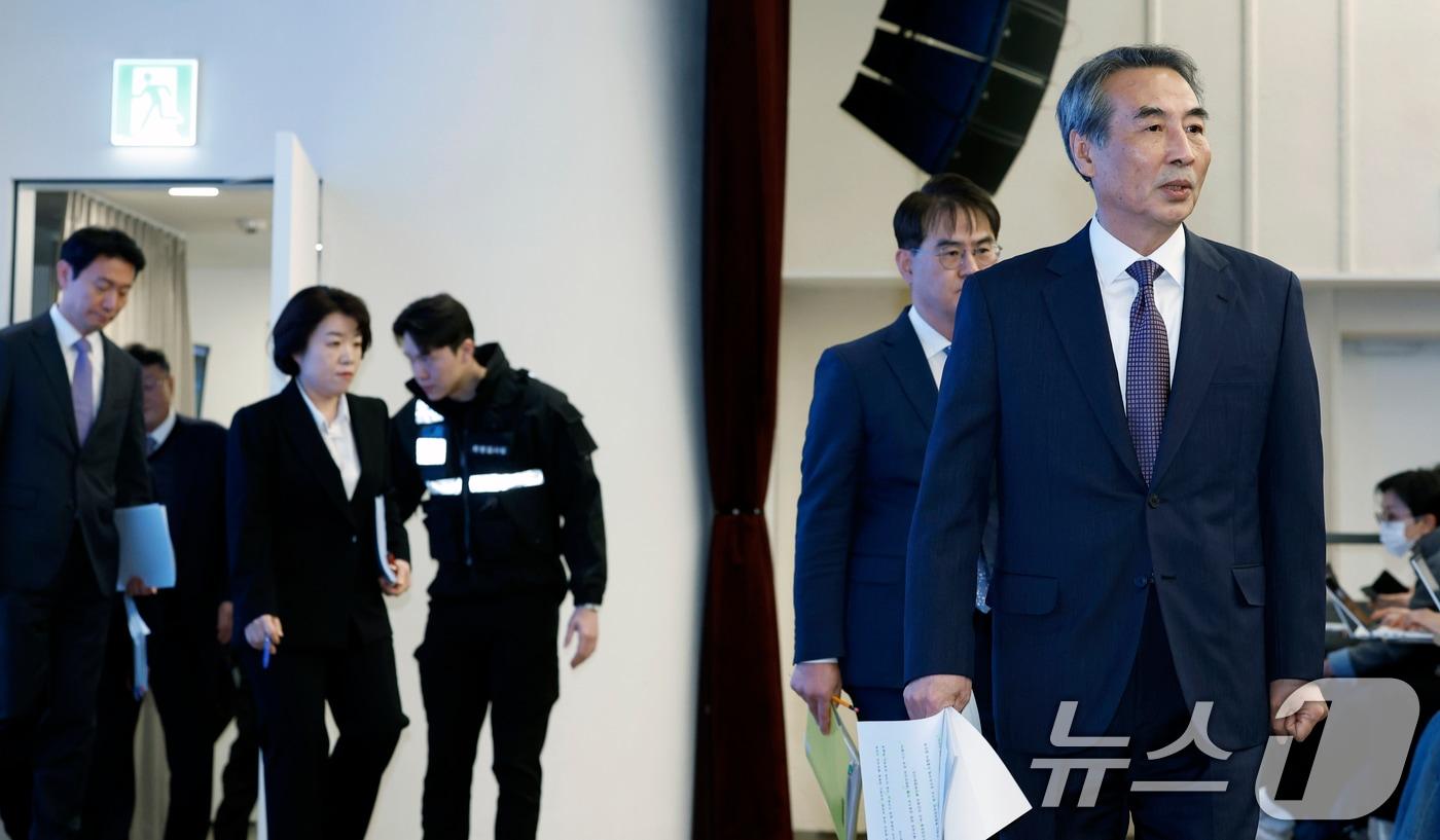 김건희와 명태균·건진법사 관련 국정농단 및 불법 선거 개입 사건 등 진상규명을 위한 특별검사팀 민중기 특별검사(오른쪽부터)와 김형근, 오정희, 박상진, 문홍주, 김경호, 박노수 특검보가 29일 오전 서울 종로구 KT광화문빌딩 웨스트에 마련된 특별검사팀 브리핑룸으로 특검 수사 결과 종합 브리핑을 위해 들어오고 있다. 2025.12.29/뉴스1 ⓒ News1 박정호 기자