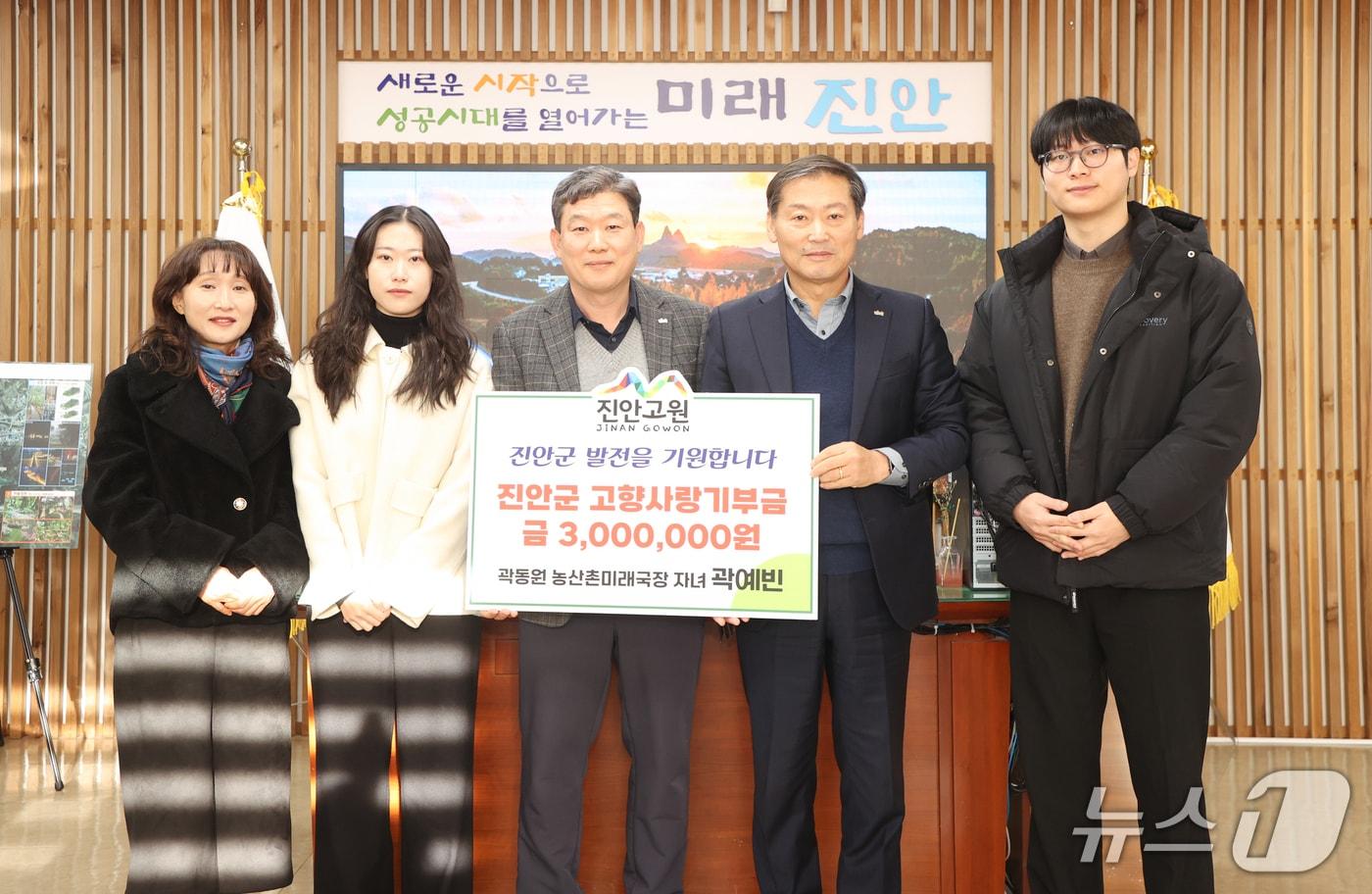 곽동원 전북 진안군 국장(왼쪽 세번째)이 퇴직을 앞두고 가족들과 함께 고향사랑기부금 300만원을 전춘성 군수(오른쪽 두점째)에게 기탁하고 있다.(진안군제공, 재판매 및 DB금지)2025.12.29/뉴스1