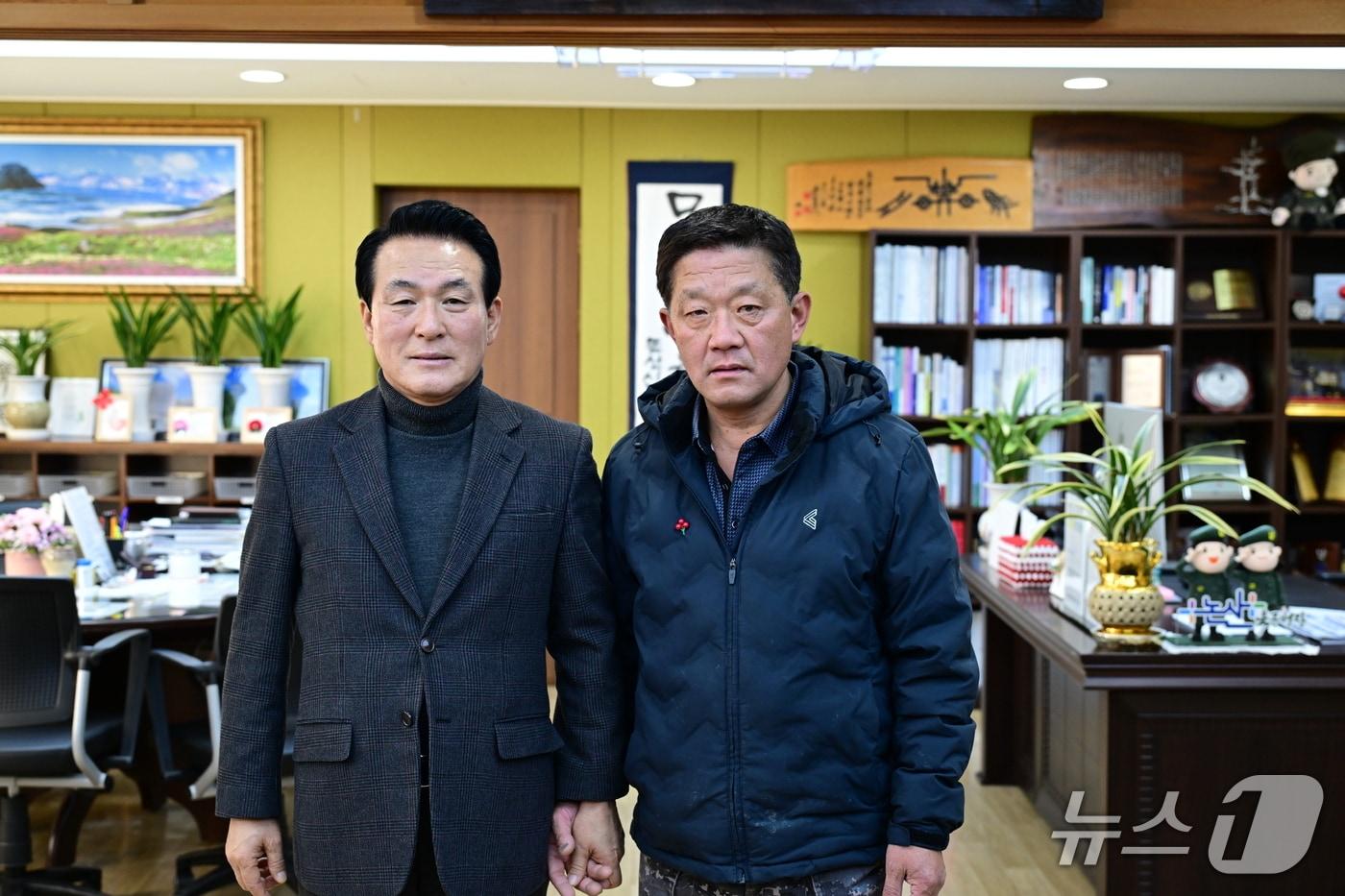 오른쪽이 이성래 대표(논산시 제공.재판매 및 DB 금지)/뉴스1