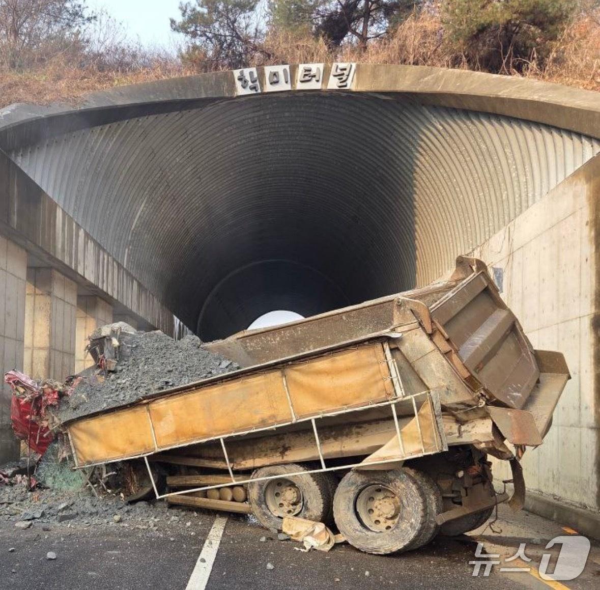 본문 이미지 - 사고 현장. (경기도소방재난본부 제공. 재판매 및 DB 금지) 2025.12.28/뉴스1 