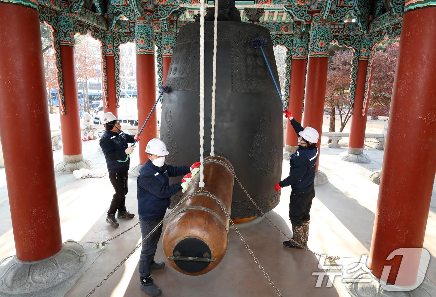 29일 오전 대구 중구 국채보상운동기념공원에서 대구공공시설관리공단 관계자들이 2026년 병오년(丙午年) 새해를 앞두고 제야의 종 타종 행사를 위해 달구벌대종과 종각 주변의 묵은때를 벗기는 대청소를 하고 있다. (사진은 기사 내용과 무관함) 2025.12.29/뉴스1 ⓒ News1 공정식 기자