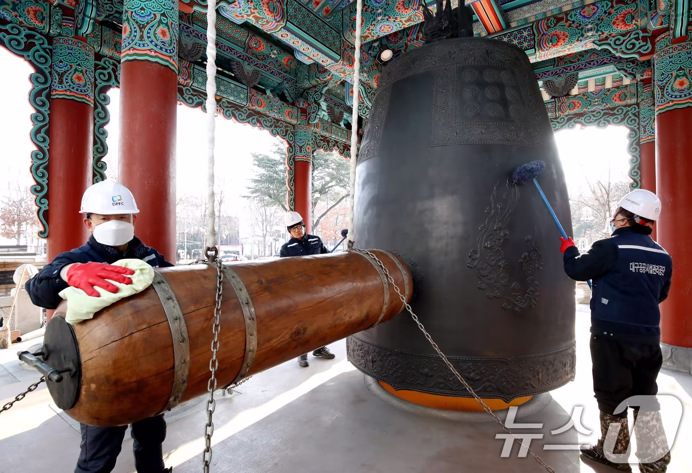 29일 오전 대구 중구 국채보상운동기념공원에서 대구공공시설관리공단 관계자들이 2026년 병오년(丙午年) 새해를 앞두고 제야의 종 타종 행사를 위해 달구벌대종과 종각 주변의 묵은때를 벗기는 대청소를 하고 있다. 2025.12.29/뉴스1 ⓒ News1 공정식 기자