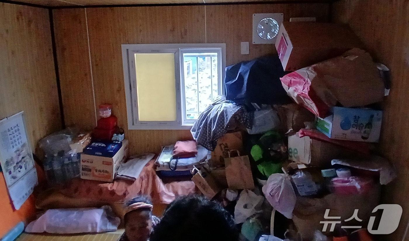 제주에서 60대 여성이 3년여 간 생활한 컨테이너 모습.(제주시 제공. 재판매 및 DB 금지)