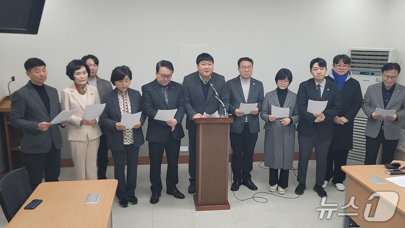 더불어민주당 충북 청주시의원들이 청주시외버스터미널의 졸속 매각을 주장하며 29일 행정사무조사를 발의하고 기자회견을 하고 있다.2025.12.29./뉴스1 임양규 기자