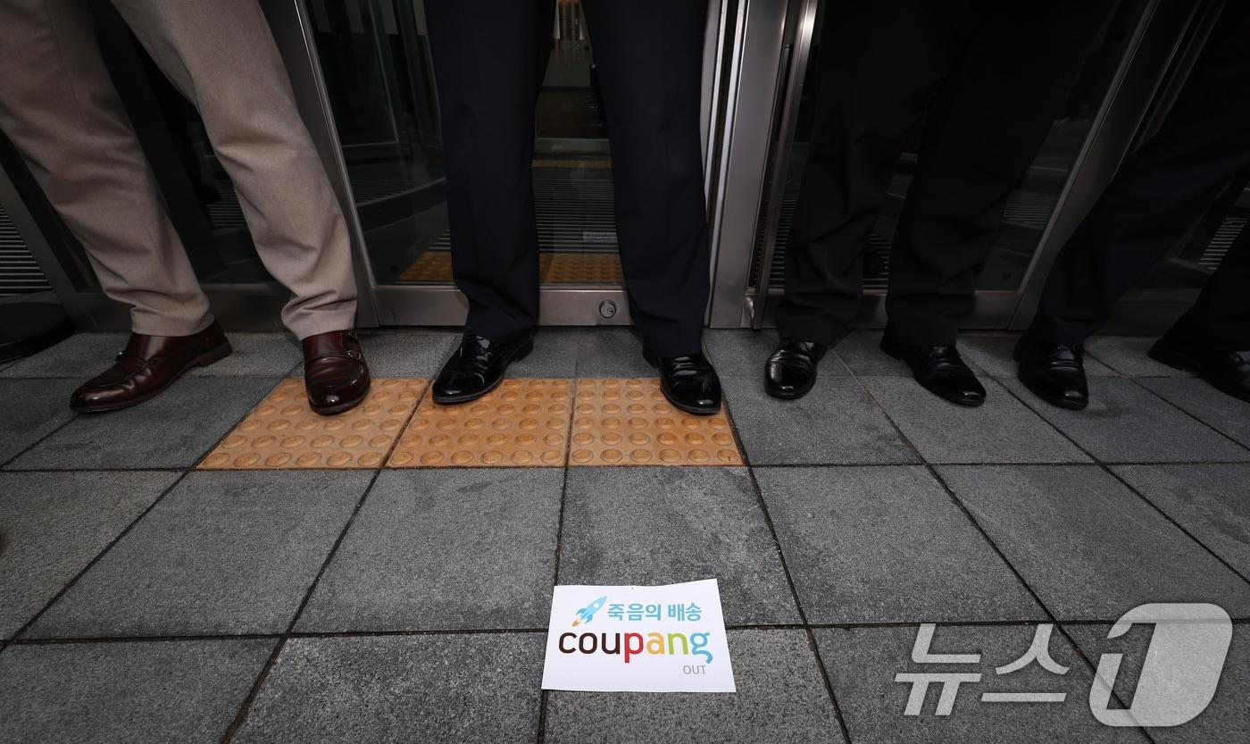 29일 오전 서울 송파구 쿠팡 본사에 안전한쿠팡만들기공동행동을 비롯한 시민단체와 쿠팡 배달기사 유가족들이 제작한 '쿠팡 규탄' 스티커가 붙어 있다. 2025.12.29/뉴스1 ⓒ News1 구윤성 기자