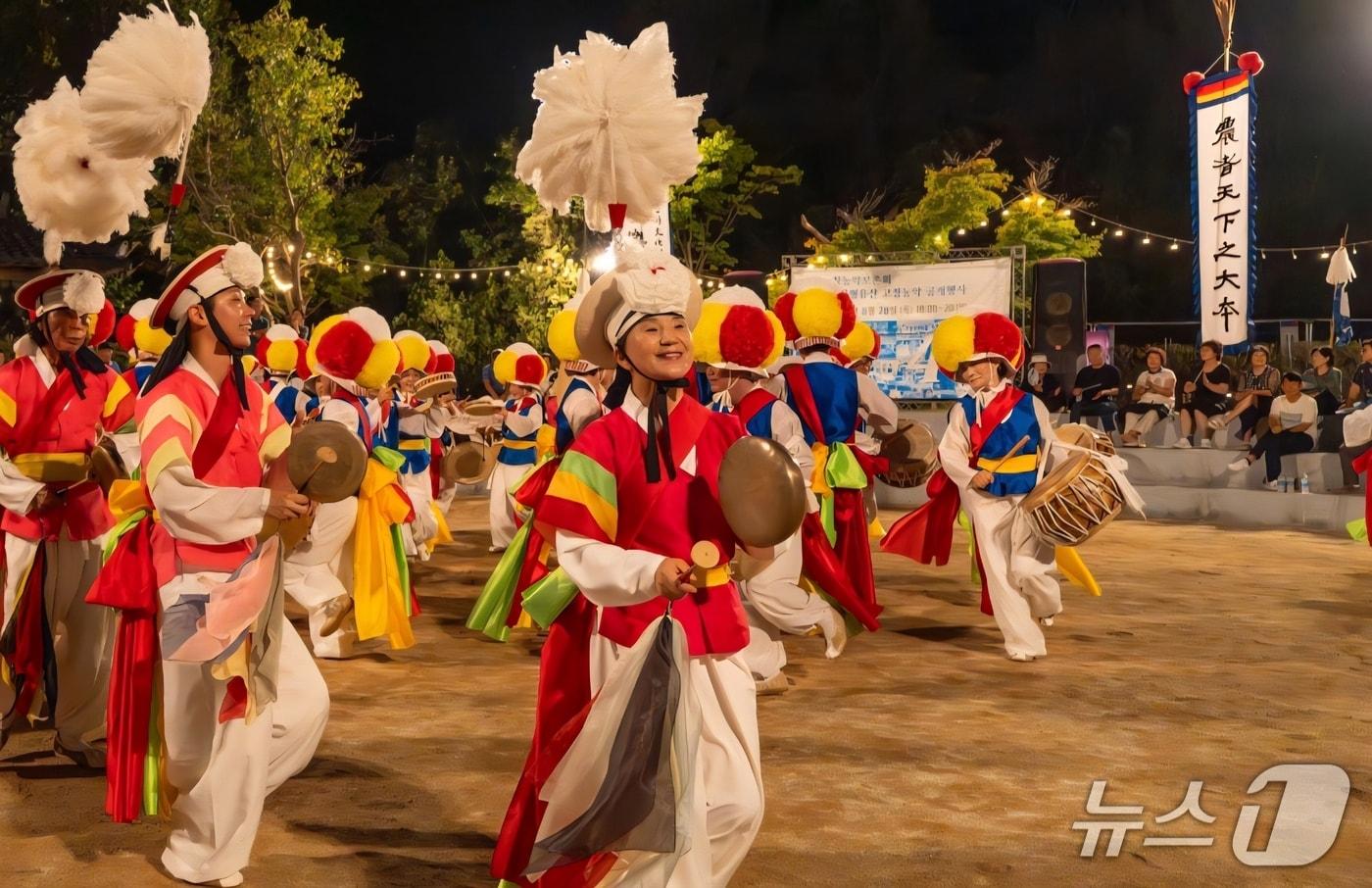 이명훈 고창농악보존회 고문(오른쪽 첫번째)이 전북 무형유산 보유자로 인정받았다.(고창군제공. 재판매 및 DB금지)2025.12.29/뉴스1