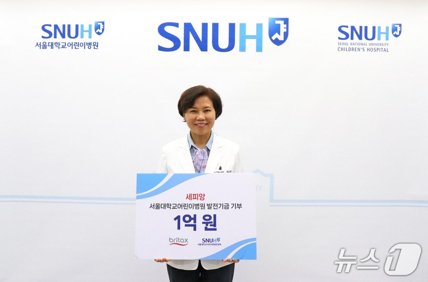 최은화 서울대어린이병원장이 기념사진을 촬영하고 있다(서울대병원 제공)