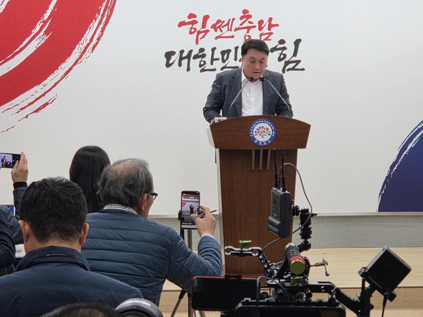 본문 이미지 -  안호 도 산업경제실장이 29일 도청 프레스센터에서 서산 대산단지 '분산에너지 특화 지역' 지정 관련 브리핑을 하고 있다. 2025.12.29/뉴스1