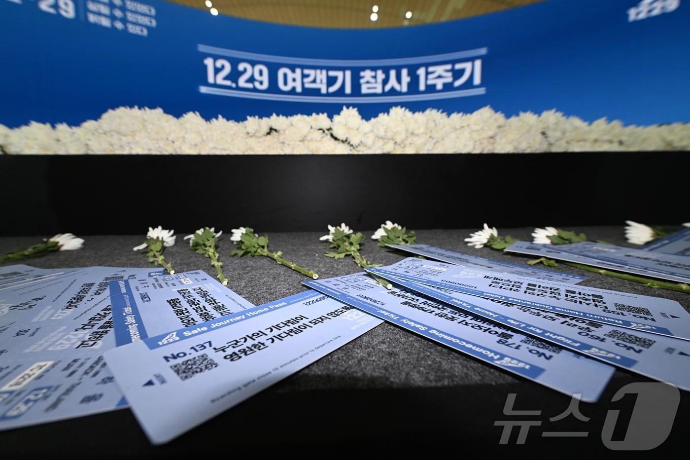 29일 오전 전남 무안국제공항에서 거행된 12·29 제주항공 참사 추모식의 제단 위로 참사 재발 방지를 염원하는 유가족들의 바람이 담긴 보딩패스 형식 메시지와 국화가 놓여있다 2025.12.29/뉴스1 ⓒ News1 사진공동취재단