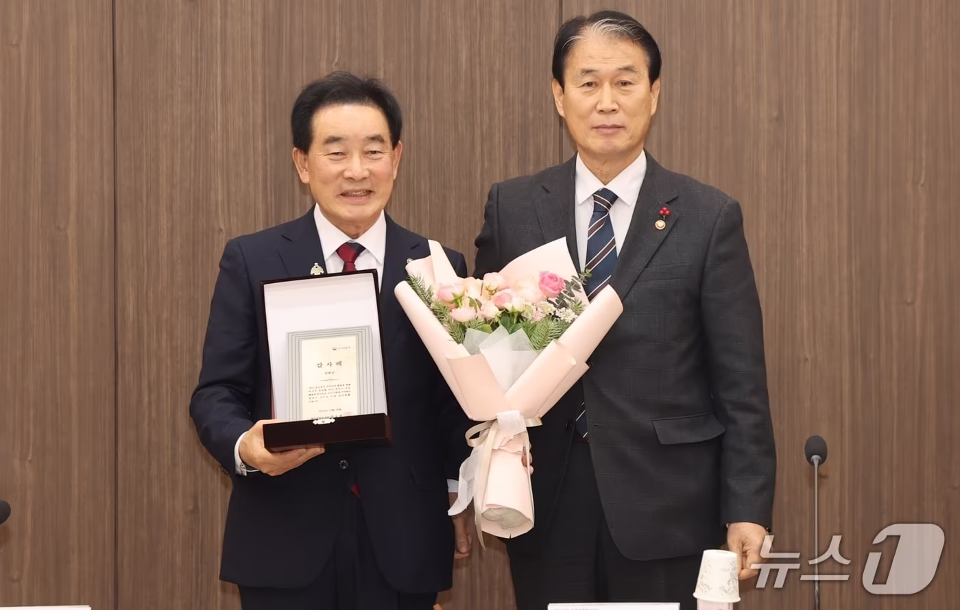 충북 진천군은 29일 충북도의회 회의실에서 열린 친일재산 국가 귀속 시민단체 현장 간담회에서 권오을 국가보훈부 장관으로부터 감사패를 받았다.(진천군 제공, 재판매 및 DB금지)/뉴스1