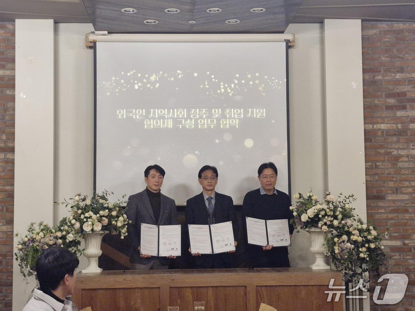 본문 이미지 - 중부대 RISE사업단(충청)이 금산인삼약초산업진흥원 등과 업무협약(MOU) 후 기념촬영하고 있다.(중부대 제공.재판매 및 DB금지)/뉴스1