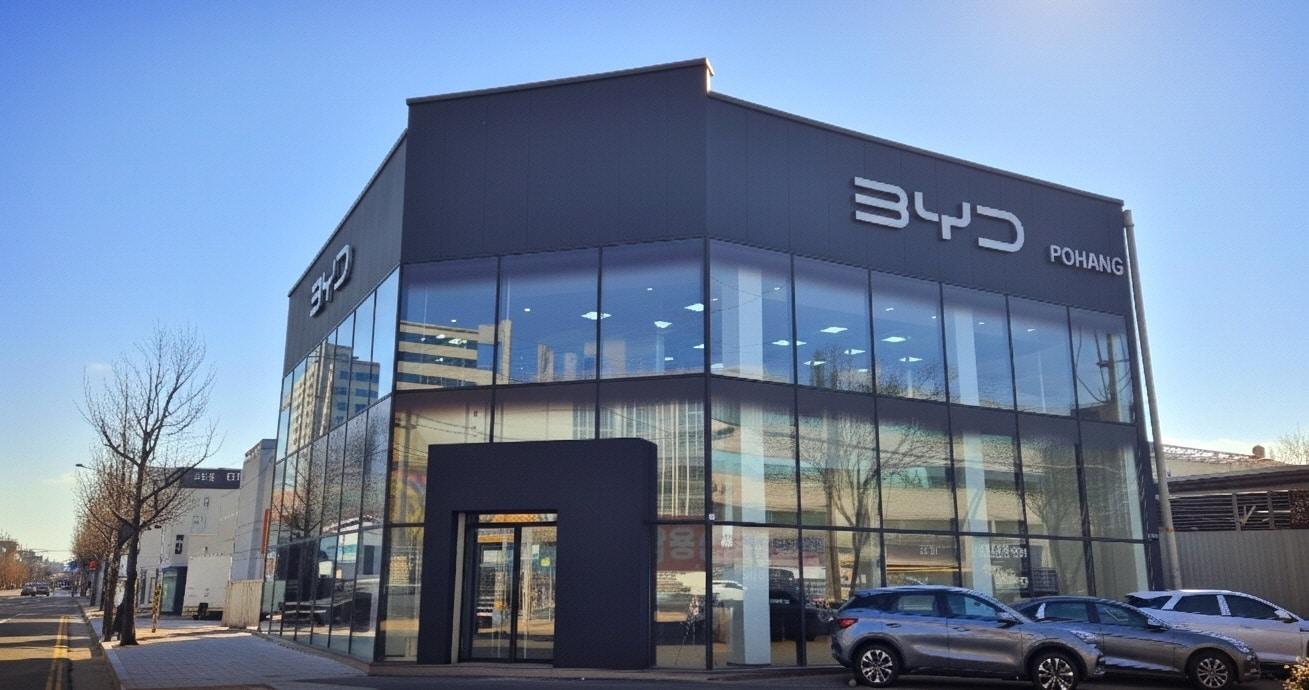 본문 이미지 - 경북 포항 도심에 29일 개관한 BYD 오토 포항 전시장 전경(자료사진. BYD코리아 제공). 2025.12.29.