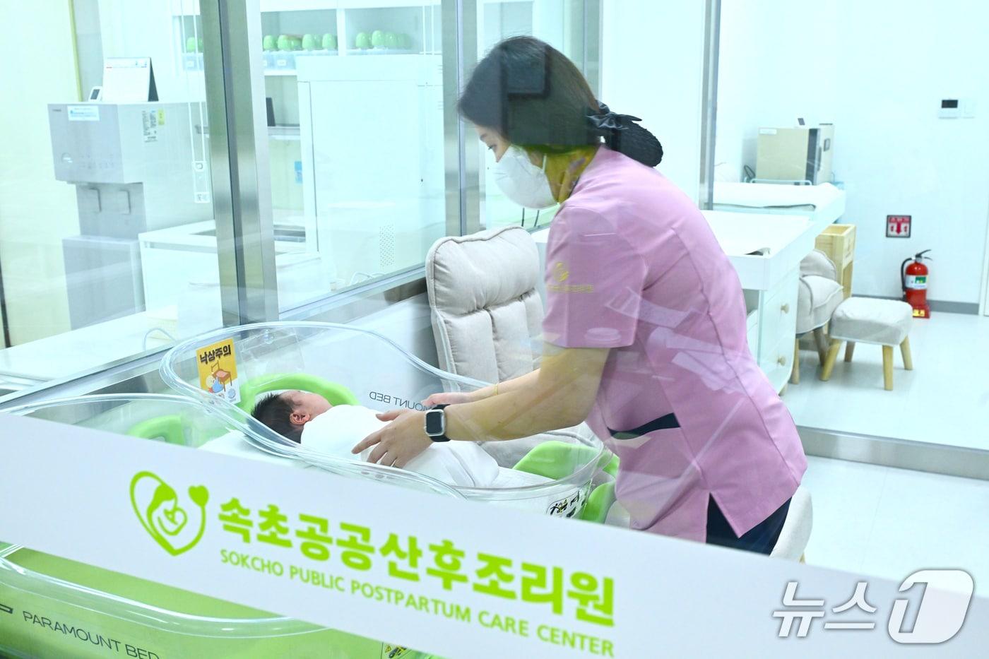 최근 개원한 강원 속초 등 영동북부권 유일 공공산후조리원인 속초공공산후조리원에 29일 첫 입소한 신생아.(속초시 제공, 재판매 및 DB 금지) 2025.12.29/뉴스1