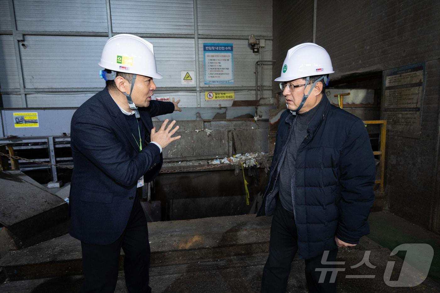 김성환 기후에너지환경부 장관이 29일 경기도 안산시 소재 생활폐기물 중계처리시설을 찾아 2026년 1월 1일 수도권 생활폐기물 직매립금지 시행 대비 처리계획을 점검하고 관련 시설을 살펴보고 있다. (기후에너지환경부 제공. 재판매 및 DB 금지) 2025.12.29/뉴스1