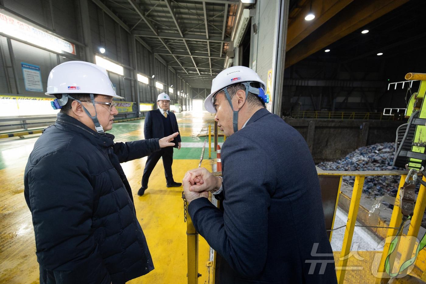본문 이미지 - 김성환 기후에너지환경부 장관이 경기 안산 소재 생활폐기물 중계처리시설을 찾아 2026년 1월 1일 수도권 생활폐기물 직매립금지 시행 대비 처리계획을 점검하고 관련 시설을 살펴보고 있다. (기후에너지환경부 제공. 재판매 및 DB 금지) 2025.12.29/뉴스1