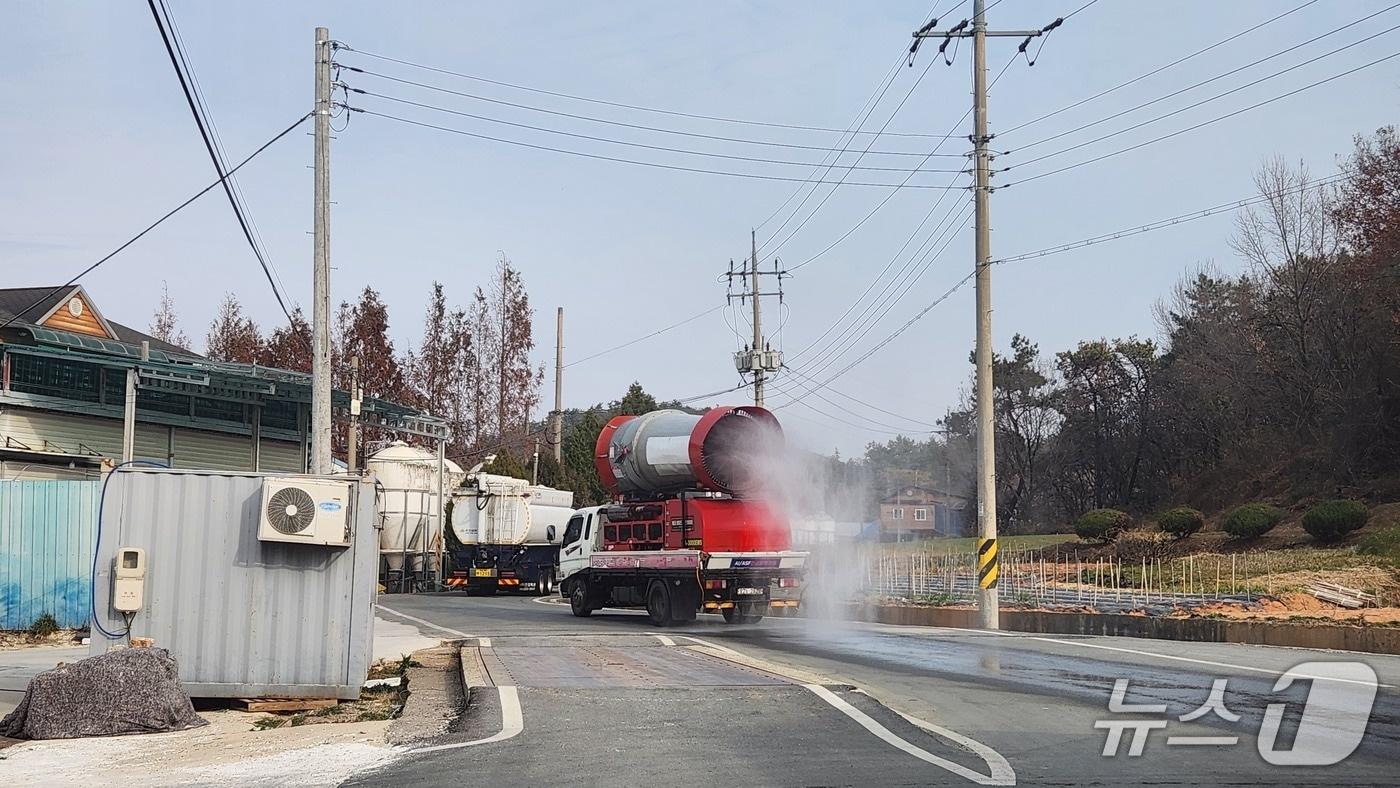 조류인플루엔자 방역 모습.(전남도 제공. 재판매 및 DB금지) 2025.12.29/뉴스1
